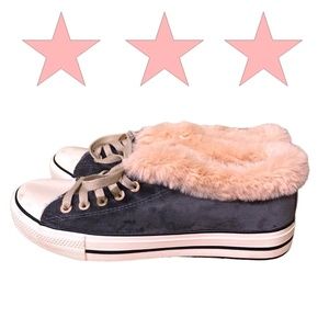 NWOT Jiannai Super Star Fur Lined Sneakers